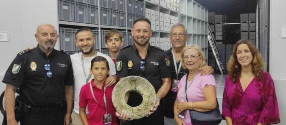 Un niño descubre una potencial piedra de molino de origen romano