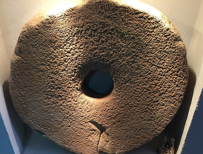 Un niño descubre una potencial piedra de molino de origen romano